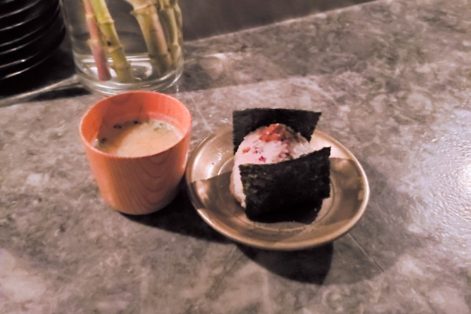 締めのおにぎりと味噌汁