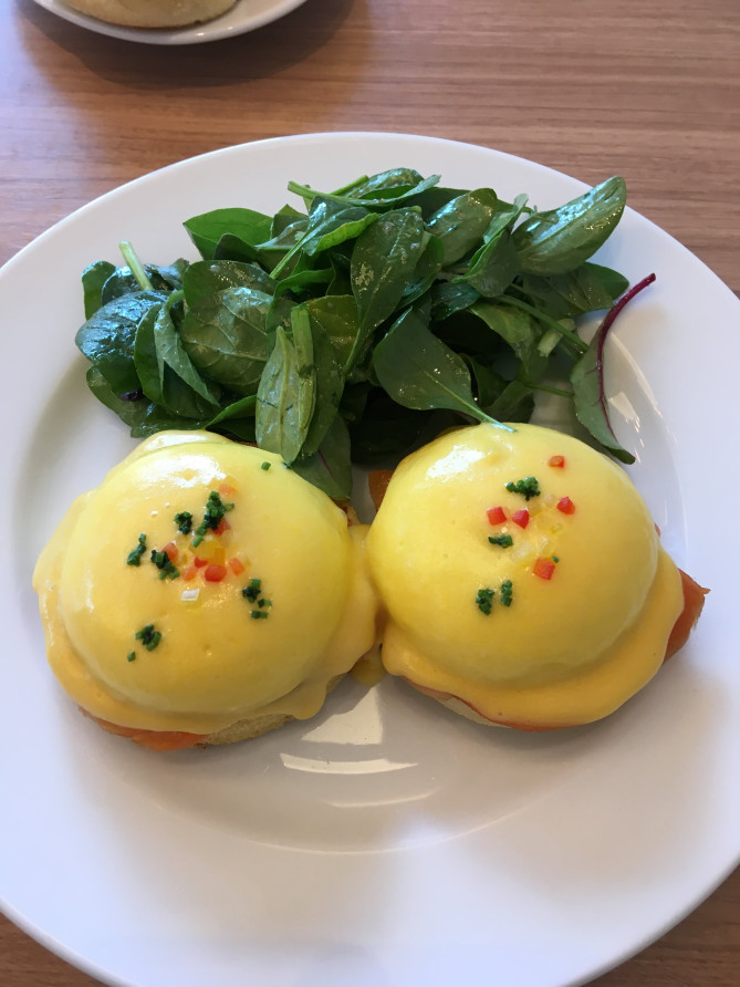 サラベス　エッグベネディクト