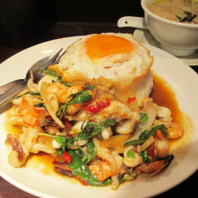 青山ガパオ食堂