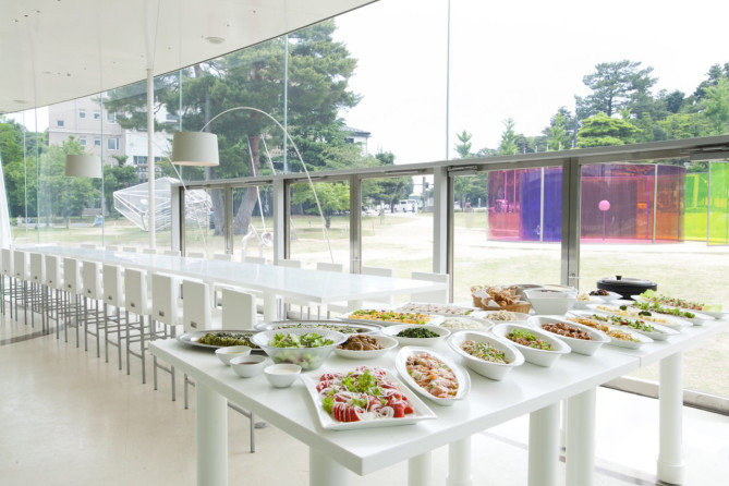 カフェレストラン Fusion21(撮影:池田ひらく 写真提供:金沢21世紀美術館)