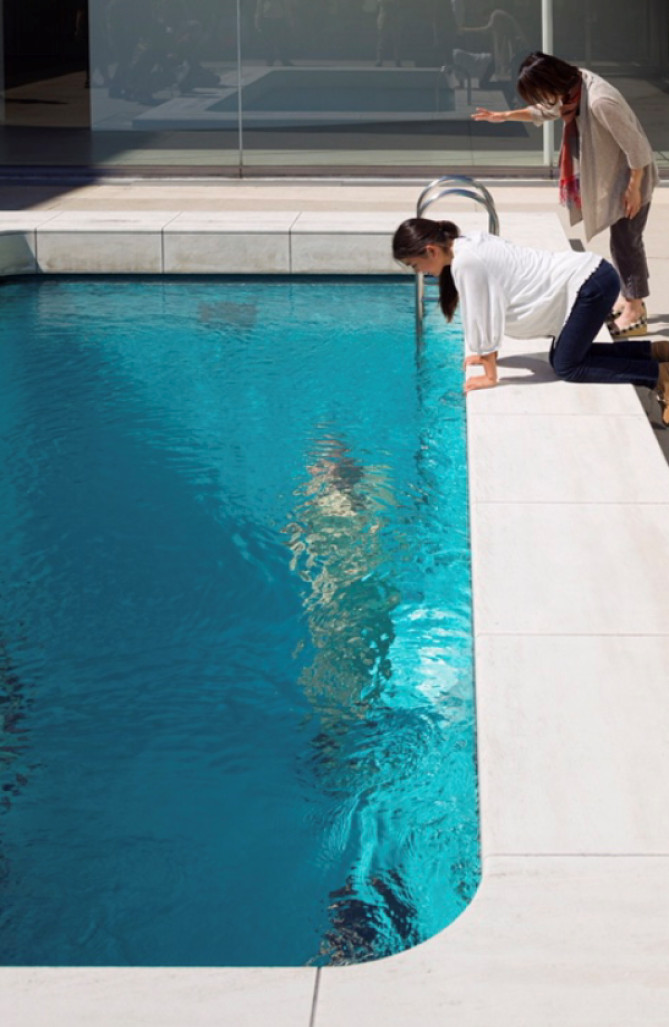 レアンドロ・エルリッヒ《スイミング・プール》2004 金沢21世紀美術館蔵(撮影:渡邉修 写真提供:金沢21世紀美術館)