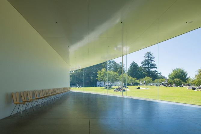 金沢21世紀美術館 内観(撮影:渡邉修 写真提供:金沢21世紀美術館)