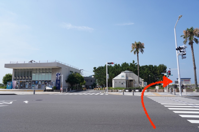 新江ノ島水族館(えのすい)へのアクセス:交差点を渡って右折