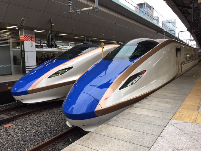 ホームに停車中の新幹線