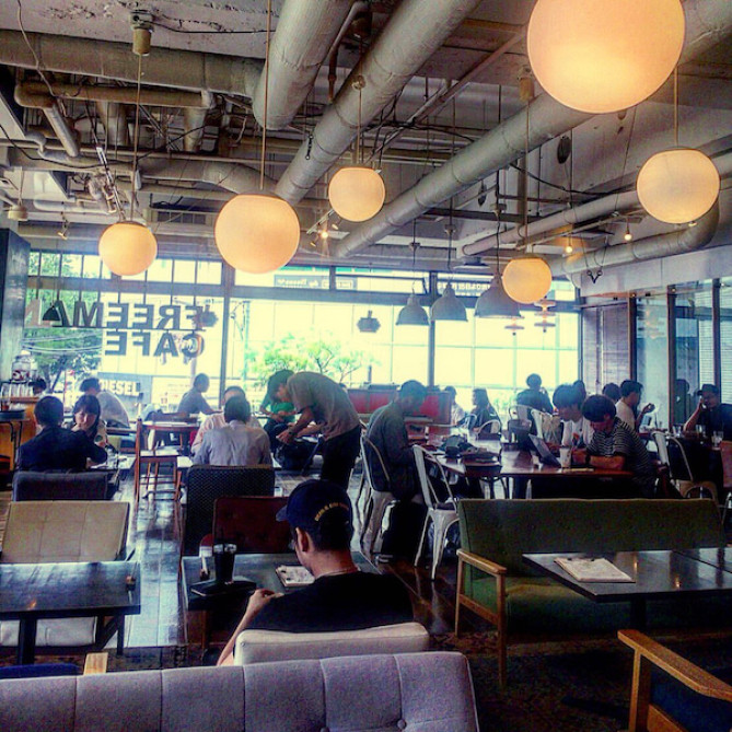 駅から5分、13番出口直結のFREEMAN CAFÉ