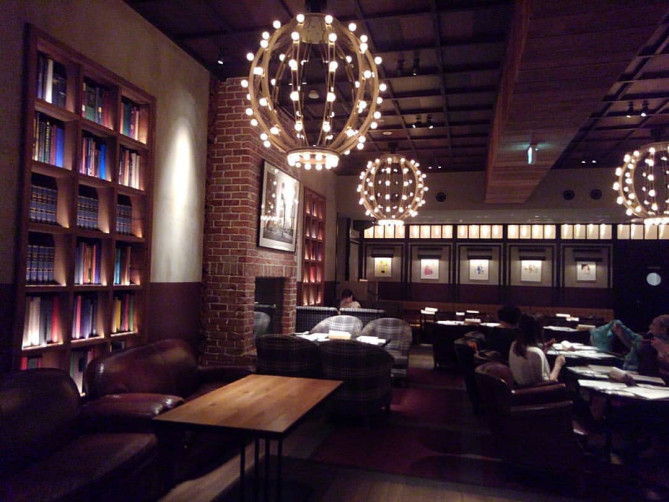 eplus LIVING ROOM CAFE & DININGの落ち着けるソファー席