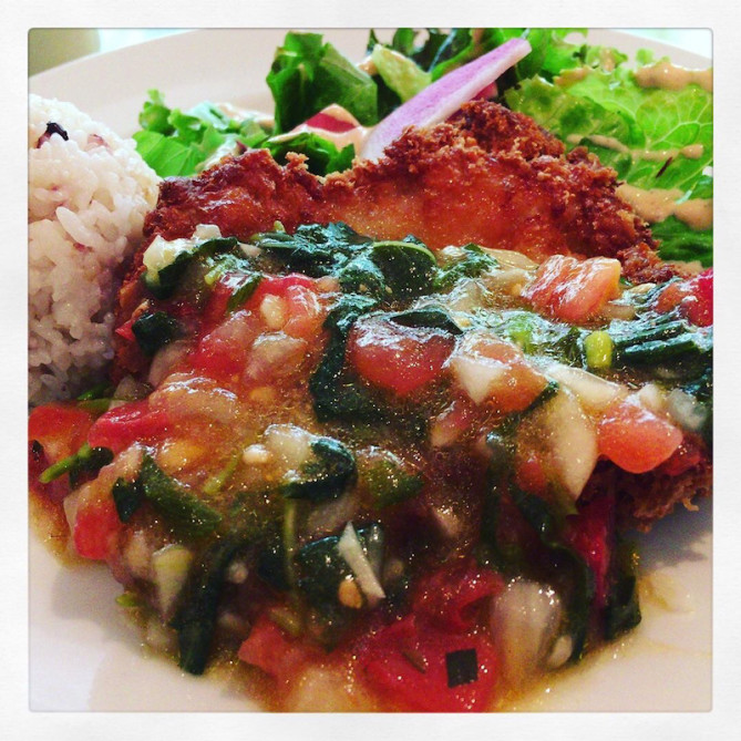 日替わりプレート チキンカツレツにトマト＆モロヘイヤ