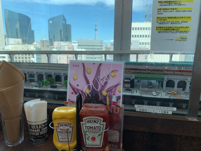 シュッシュポポン御徒町店のテーブル席