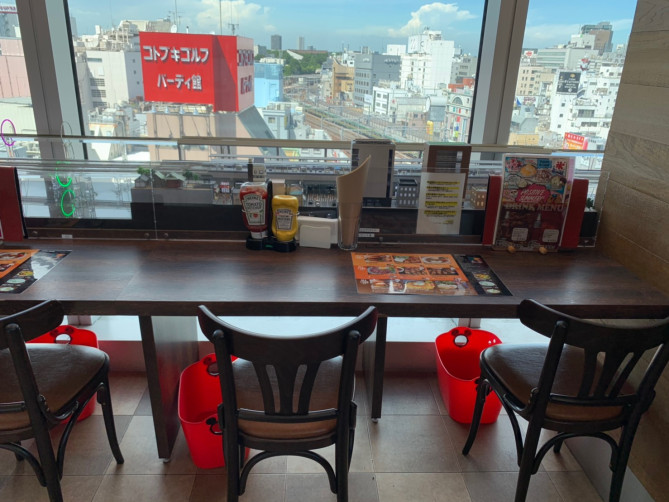 シュッシュポポン御徒町店のカウンター席