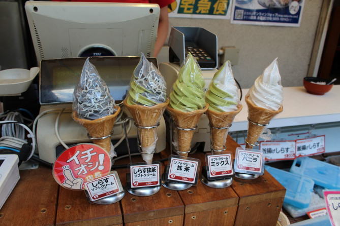 とびっちょイチオシしらすソフトクリーム　450円