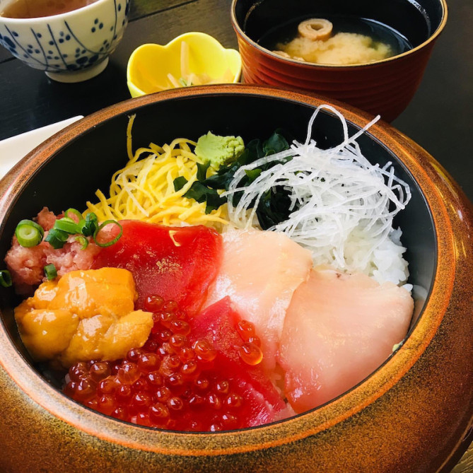 「香花」はまぐろにウニもイクラも入る特選丼
