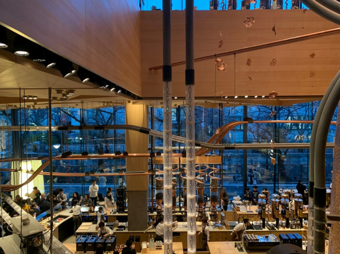 高級スタバの混雑状況