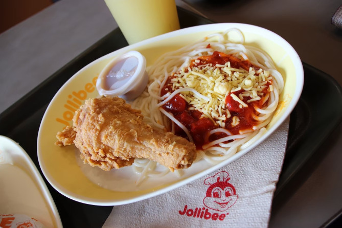 Jollibee（ジョリビー）のトマトスパゲッティとフライドチキン