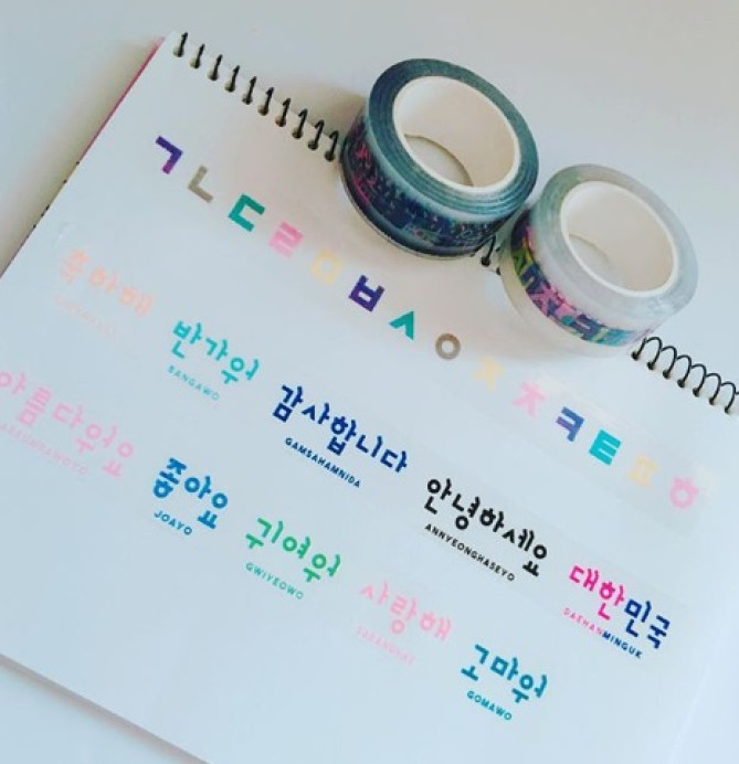 ハングル文字が書かれたマスキングテープ