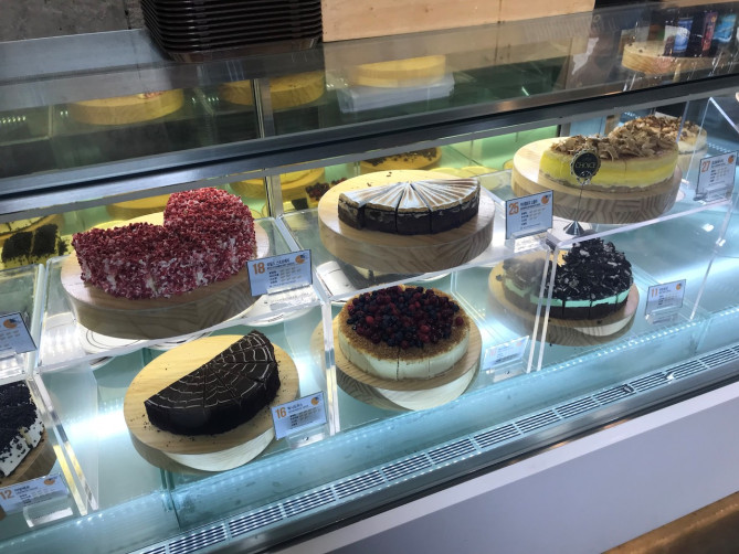 ショーケースに並ぶチーズケーキ