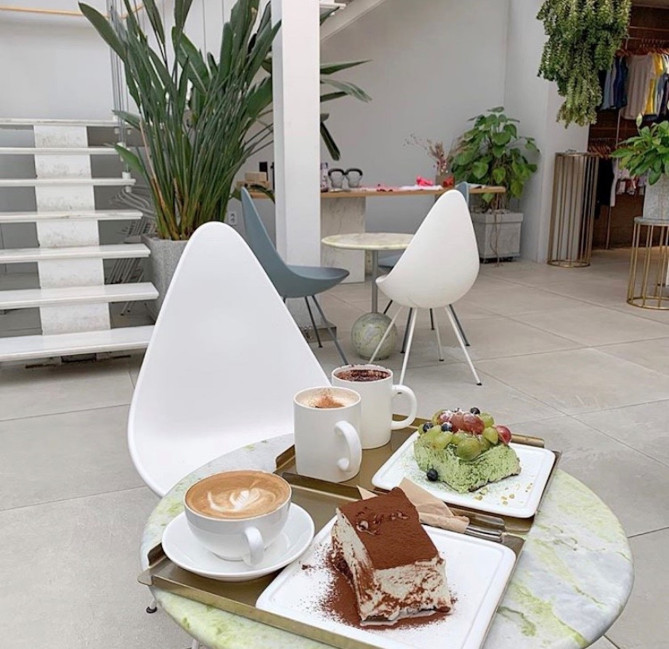 Café Muraのお店の様子と人気No.1のティラミス♡