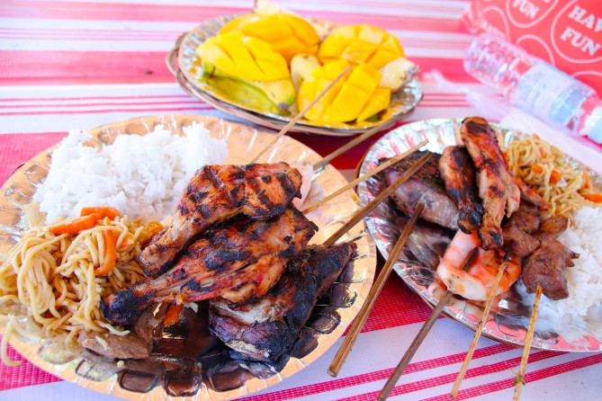 アクティビティパッケージについていた昼食（BBQと完熟マンゴー）