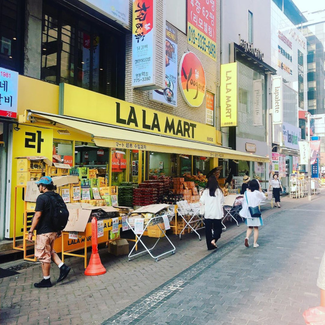 お土産はなんでも揃うララマート