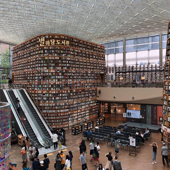 5万冊が並ぶピョンマダン図書館