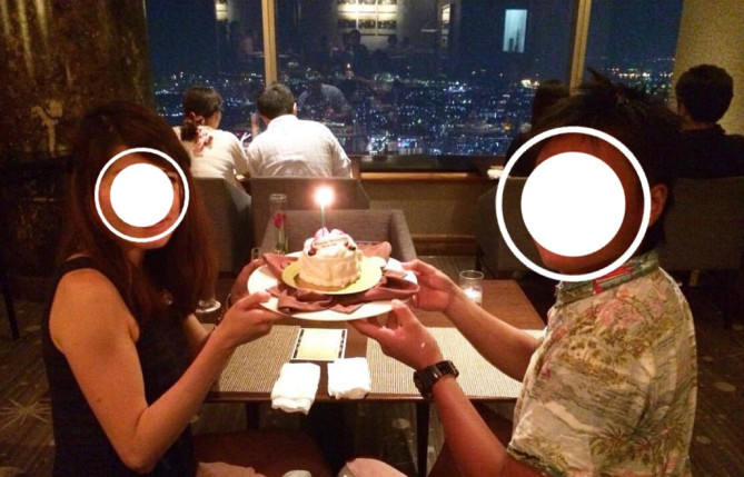 スカイラウンジ シリウスの店内(窓際席じゃないとこんな感じ…)