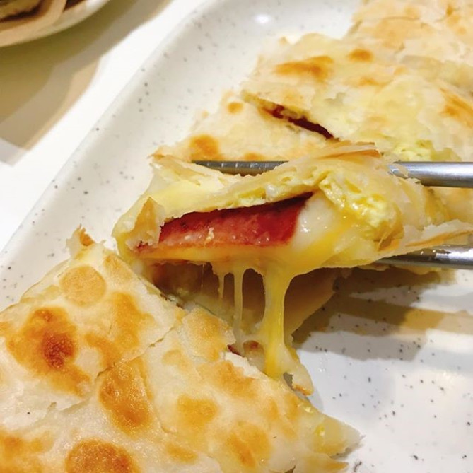 味鼎蛋餅のチーズ入り蚕餅