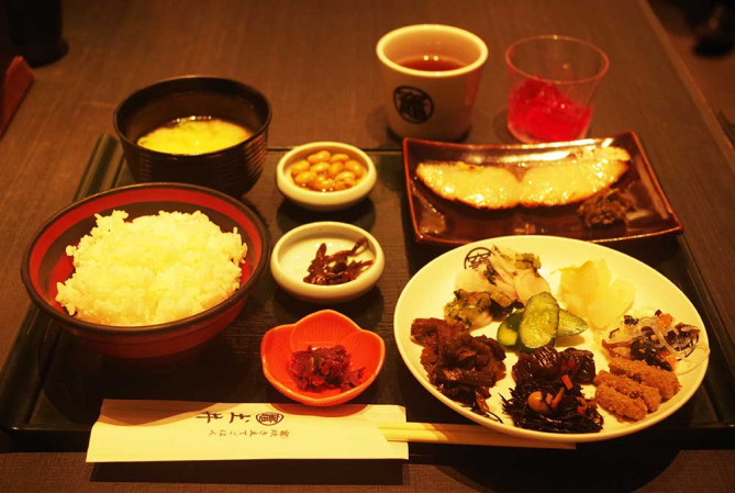 さわらの西京漬膳（1,728円）