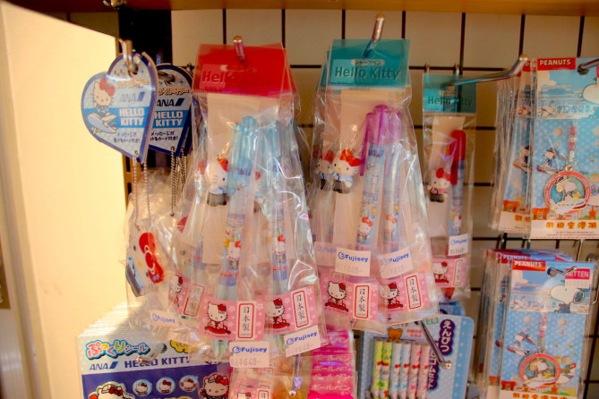 羽田空港 食べ物以外のお土産7選 文房具 和風雑貨 Ana ハローキティのコラボ商品も