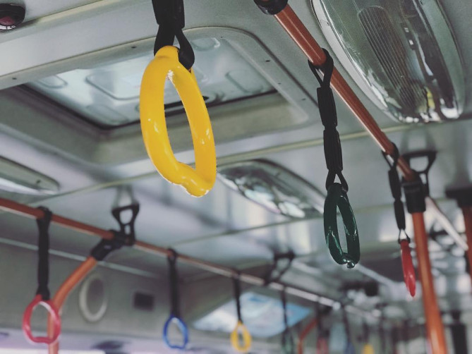 カラフルでかわいい韓国バスのつり革