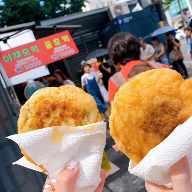 屋台で食べるできたてのホットク