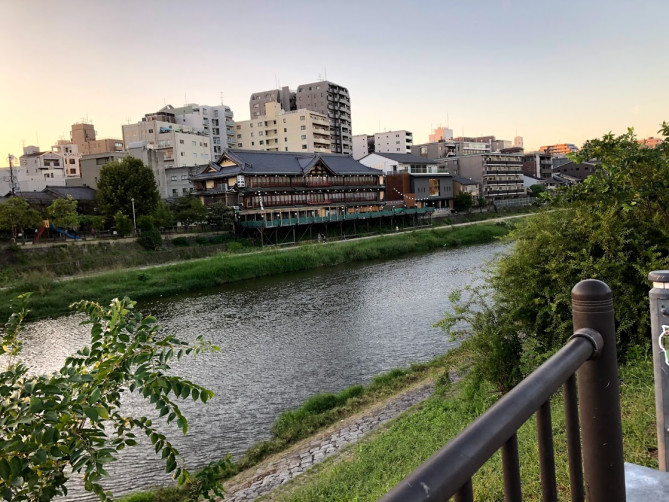 京都 鴨川の楽しみ方をご紹介 夏の納涼床でおすすめのお店 アニメの聖地鴨川デルタも