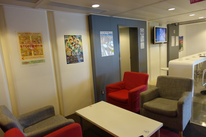 船であることを忘れるかのようなモダンデザインのロビー