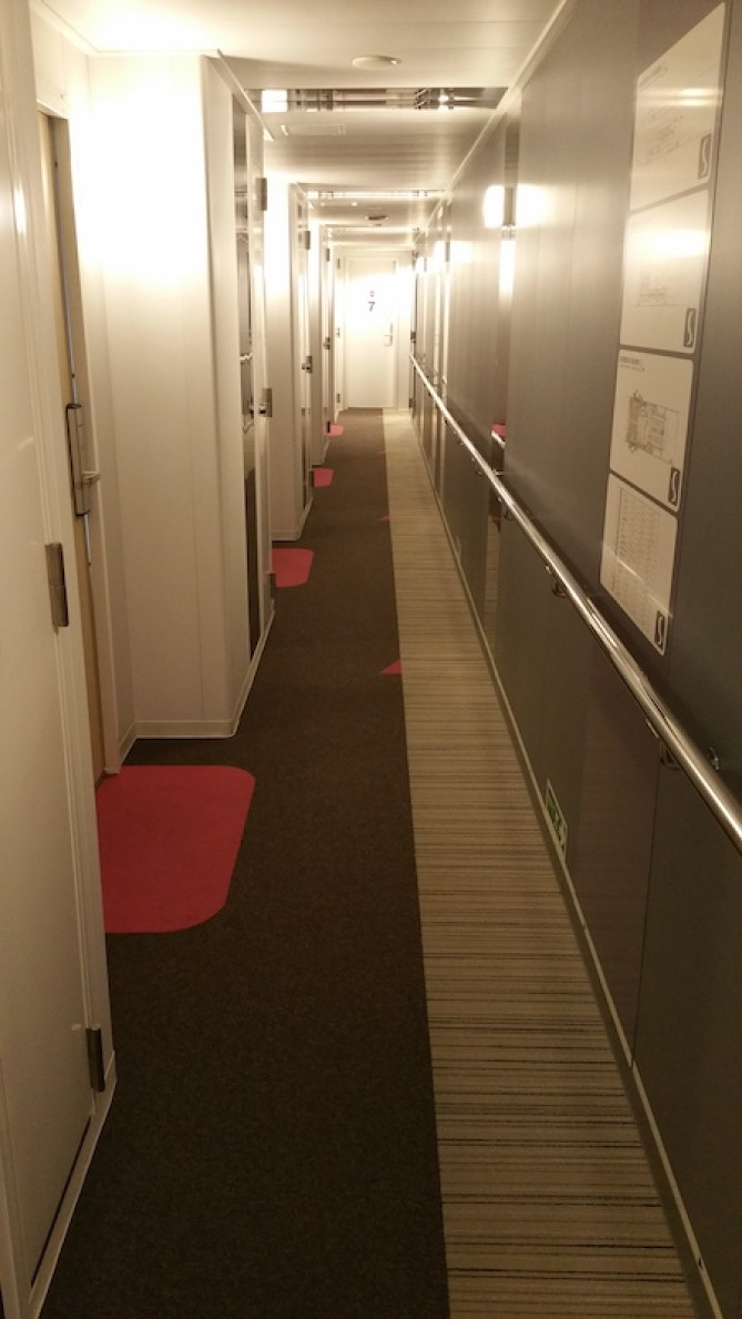 特等室フロアの廊下