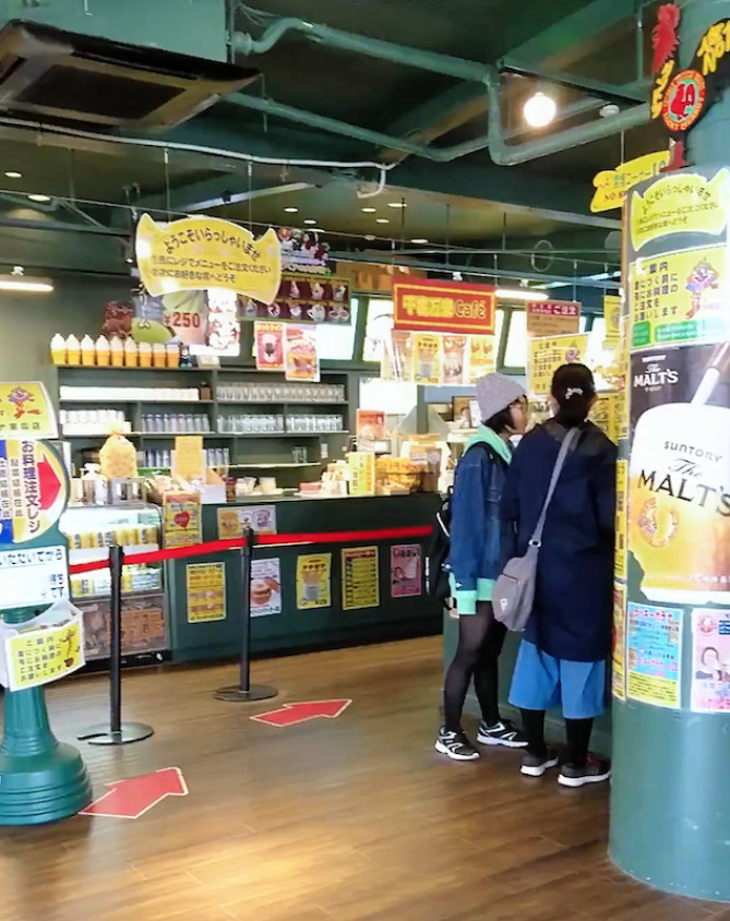 とにかくにぎやかな店内