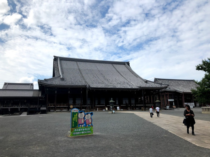 西本願寺内の広場