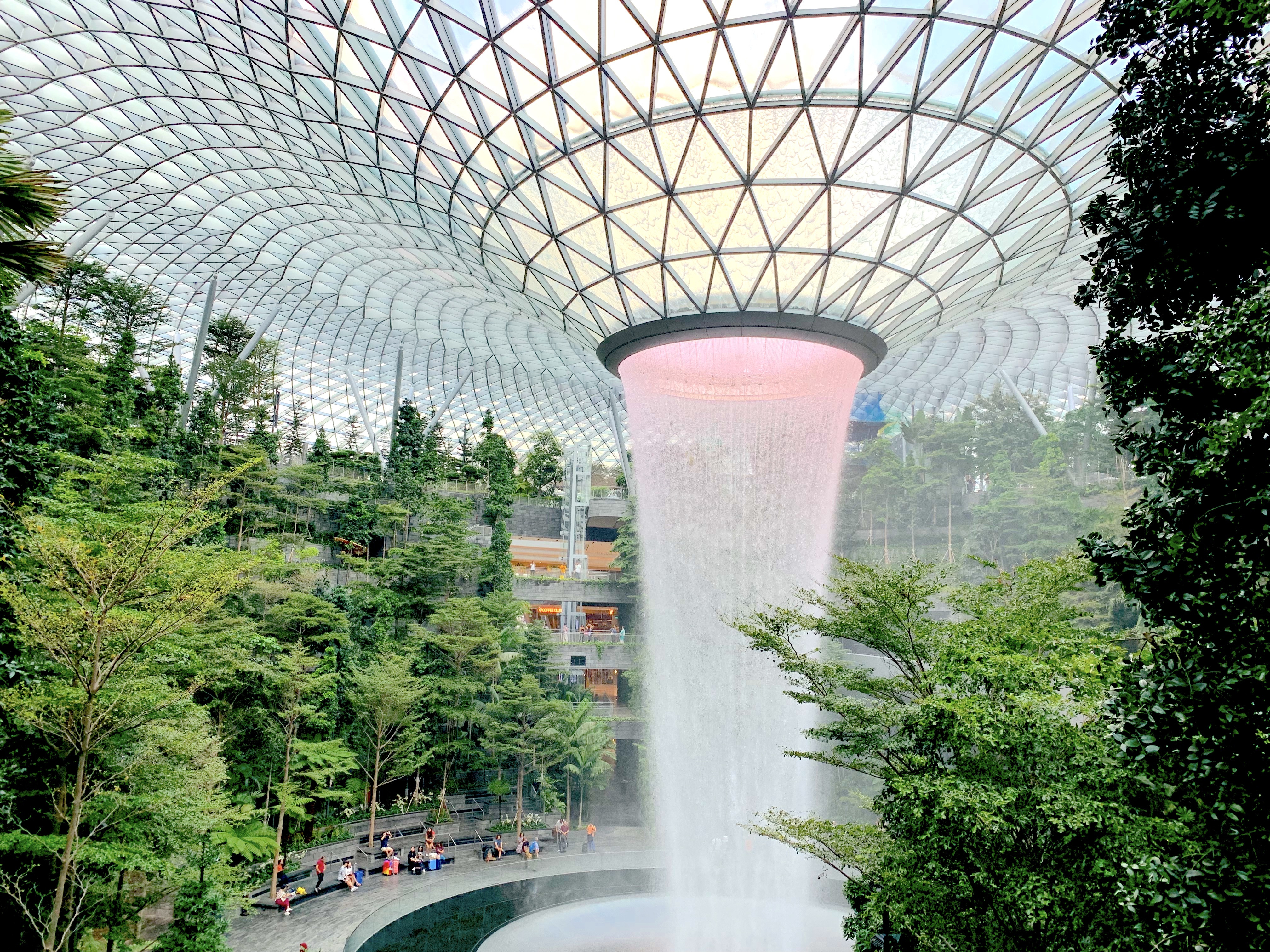 必見】シンガポール空港の最新スポット「ジュエル」が美しい！滝や