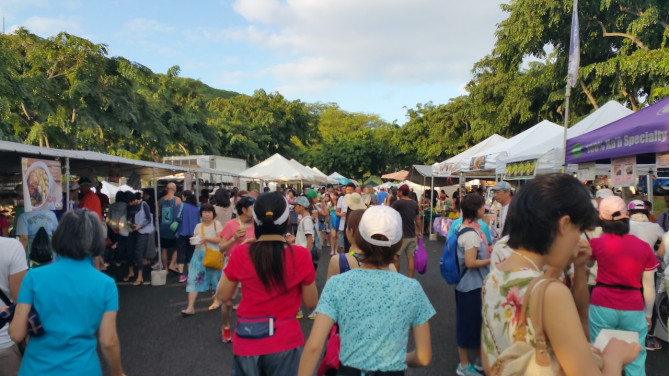 オープンと同時に多くの人でにぎわう