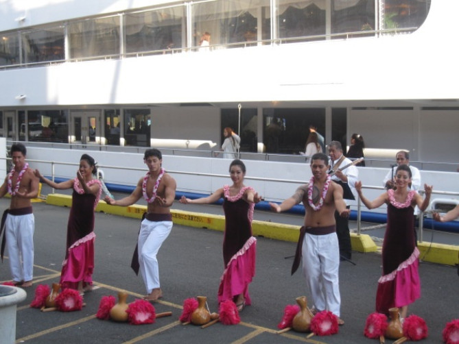 フラダンスでお出迎え