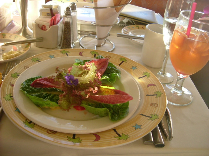 目にも鮮やかなサラダ