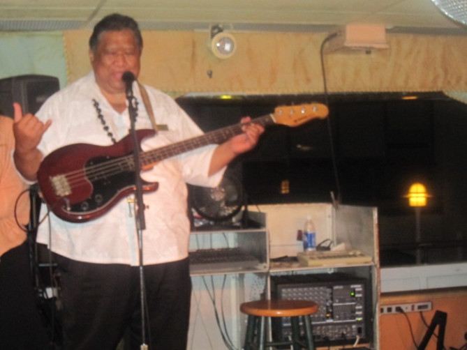 ハワイらしいウクレレ演奏