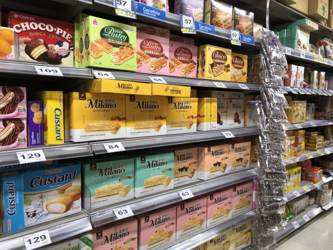 広いコーナーにたくさんの種類のおみやげが！