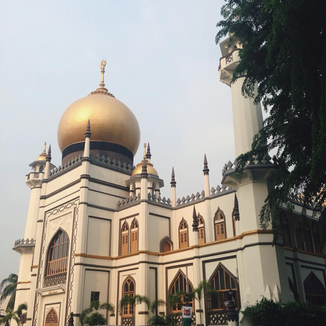 黄金の巨大ドームが美しいサルタンモスク