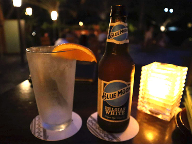 ハワイの夜風に当たりながら、バーで一杯