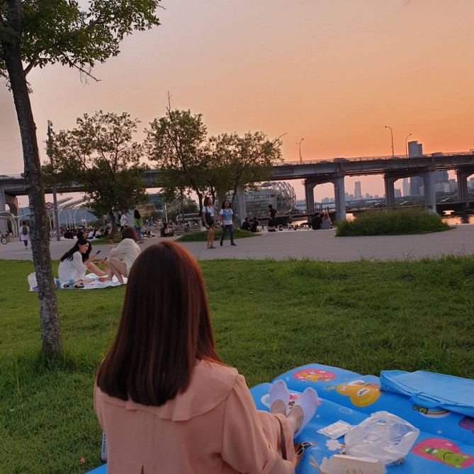 夕焼けを眺めながらのピクニックは最高!