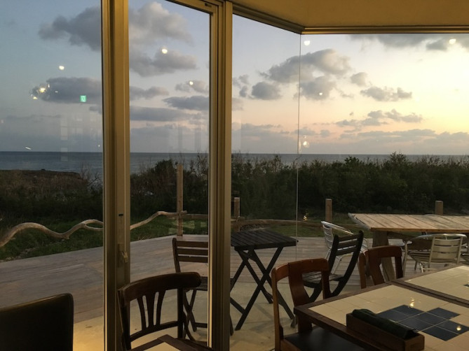 カフェ「como」から望む夕日