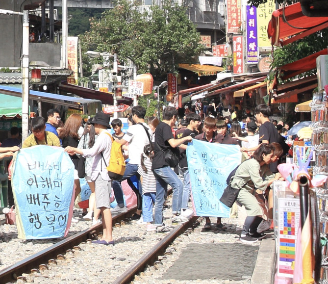 ランタンに願いを書く人々