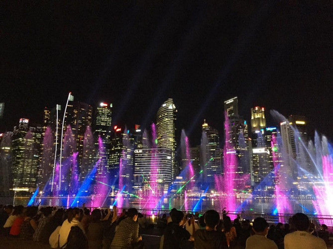 マリーナベイサンズ前で行われる光と音のショー