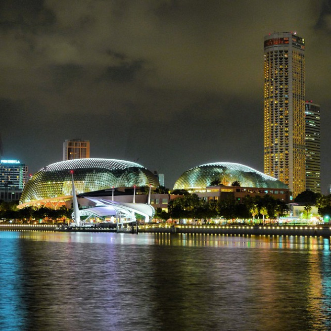 ドリアン型の建物エスプラネード・シアターズオンザベイ