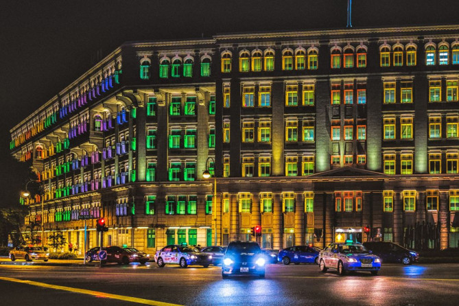 カラフルな窓が美しいオールドヒルストリート沿いの旧警察署