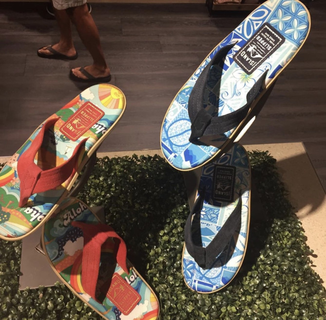 ハワイらしいカラフルなサンダル