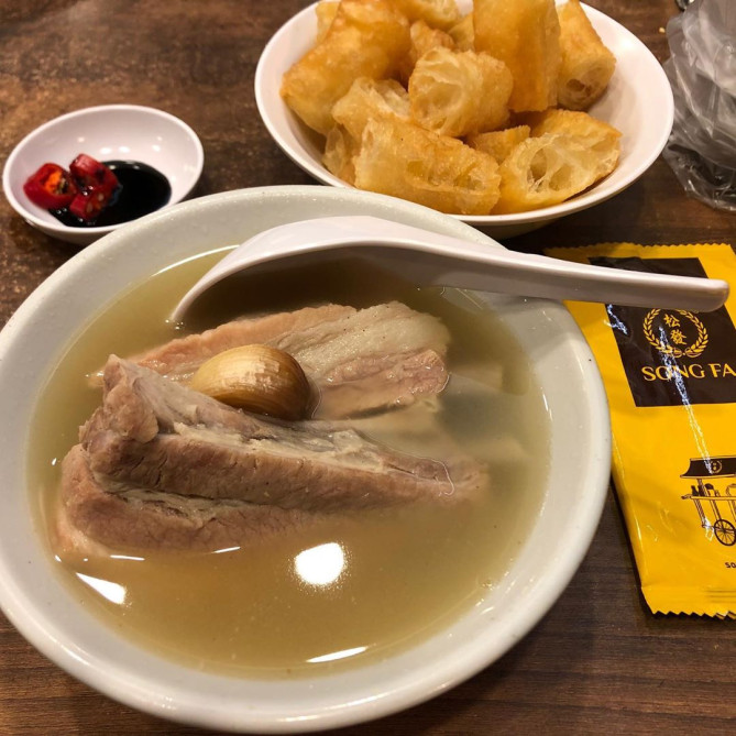 定番ポークリブのバクテーと揚げパン